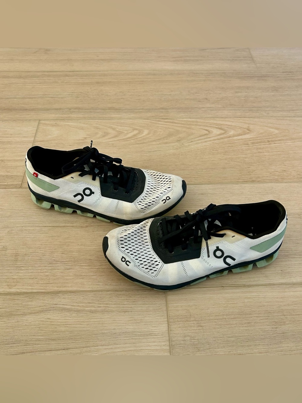 Women’s On Cloudflash Running Sneakers in White and Green, Size 7